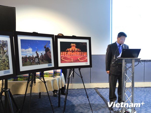 Thứ trưởng Bộ Văn hóa,Thể thao và Du lịch Hồ Anh Tuấn giới thiệu sản phẩm du lịch Việt Nam trong khuôn khổ Hội chợ Du lịch thế giới 2014 ở London, Anh. (Ảnh: Đỗ Sinh/Vietnam+)